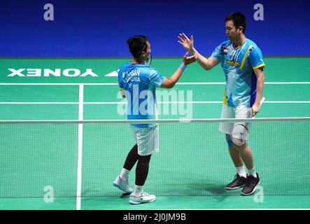 Die Indonesier Mohammad Ahsan und Hendra Setiawan (links) treten am vierten Tag der YONEX All England Open Badminton Championships in der utilita Arena Birmingham gegen die Chinesen He Ji Ting und Tan Qiang an. Bilddatum: Samstag, 19. März 2022. Stockfoto