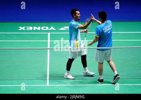 Die Indonesier Mohammad Ahsan und Hendra Setiawan (links) treten am vierten Tag der YONEX All England Open Badminton Championships in der utilita Arena Birmingham gegen die Chinesen He Ji Ting und Tan Qiang an. Bilddatum: Samstag, 19. März 2022. Stockfoto