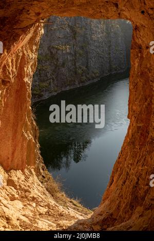 Blick von einem geneigten Felsenfenster in einer ehemaligen Winde auf den See in Malá Amerika ('Little America'), verlassene Kalksteinbrüche im tschechischen Karst. Stockfoto