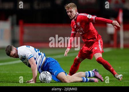 ENSCHEDE, NIEDERLANDE - 19. MÄRZ: Bram van Polen von PEC Zwolle, Jesse Bosch vom FC Twente während des niederländischen Eredivisie-Spiels zwischen FC Twente und PEC Zwolle am 19. März 2022 im Stadion De Grolsch Veste in Enschede, Niederlande (Foto: Peter Lous/Orange Picles) Stockfoto