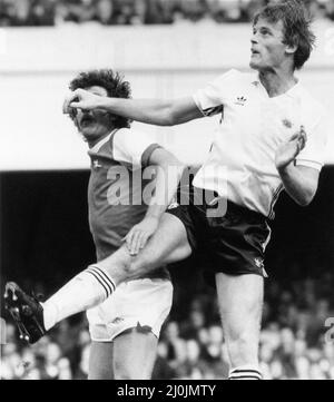 Arsenal 0-0 Manchester United, League Division ein Spiel in Highbury, Samstag, 26.. September 1981. Unser Bild Zeigt ... Gordon McQueen von United schlägt Alan Sunderland von Arsenal auf den Ball. Stockfoto