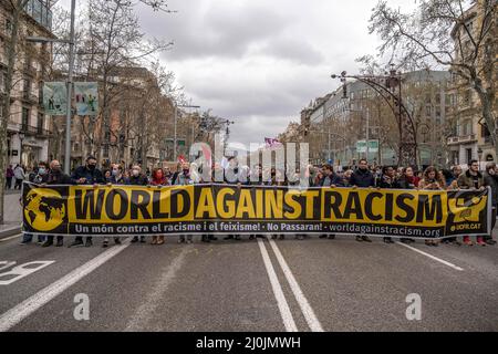 Barcelona, Spanien. 19. März 2022. Das Banner Welt gegen Rassismus wird während der Demonstration gesehen. Hunderte von Menschen, die von der Plattform "Einheit gegen Faschismus und Rassismus" (UCFR) aufgerufen wurden, haben in Barcelona demonstriert, um den jährlichen Internationalen Tag zur Beseitigung der Rassendiskriminierung 2022 zu feiern, der am 21. März stattfinden wird. (Foto von Paco Freire/SOPA Images/Sipa USA) Quelle: SIPA USA/Alamy Live News Stockfoto