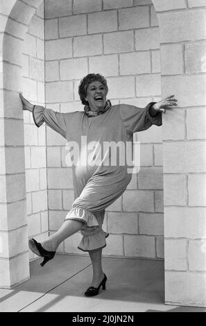 Peggy Mount nimmt die Rolle eines Badeschönheitsanwärter in „The End of the End of the Pier Show“ ein, der jetzt in den Southern TV Studios in Southampton, Hampshire, gedreht wird. 23.. Juli 1980. Stockfoto