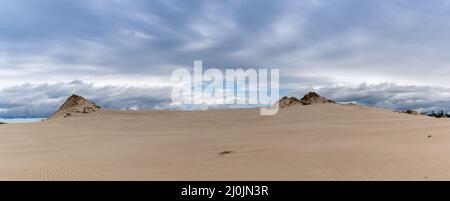 Ein Panoramablick auf endlos wandernde Sanddünen im Slowinski Nationalpark an der Ostsee in Nordpolen Stockfoto