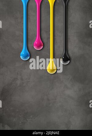 CMYCMY-Tintentropfen auf dunklen Beton-Hintergrund Stockfoto