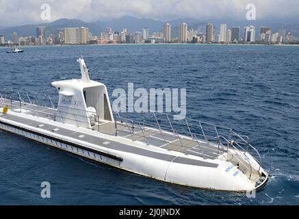 U-Boot vor der Skyline von Waikiki Beach auf der Insel Oahu, Honolulu, Hawaii Stockfoto