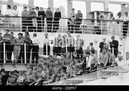 QE2 kehrt nach Southampton zurück. Union Jacks sind auf Autos festooniert, auf Schultern drapiert, auf Stöcken gewellt. Southampton begrüßt den Luxusliner aus dem Jahr QE2, der zum Trooper wurde und aus dem Krieg zurückkehrt, mit einem „Three Cheers“. An Bord ist ihre kostbare Fracht, die 700 Überlebenden der HMS Coventry, Ardent und Antelope, im Kampf um die Falklands versunken. 11.. Juni 1982. Stockfoto