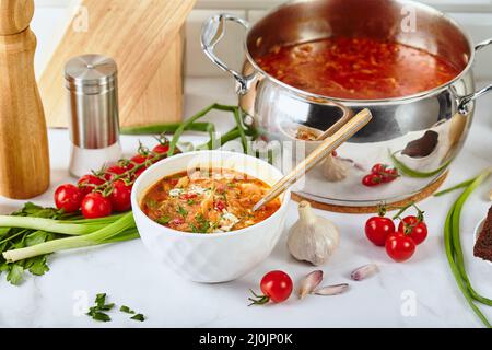 Ukrainische und russische traditionelle rote Rübensuppe Borsch, hergestellt aus Rüben, Kohl, Kartoffeln, Rindfleisch und Tomaten Stockfoto