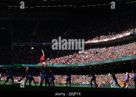 Alun Wyn Jones aus Wales springt um einen Lineout-Ball. Spiel der Guinness Six Nations Meisterschaft 2022, Wales gegen Italien im Fürstentum Stadion in Cardiff am Samstag, 19.. März 2022. Bild von Andrew Orchard/Andrew Orchard Sportfotografie/ Alamy Live News Stockfoto