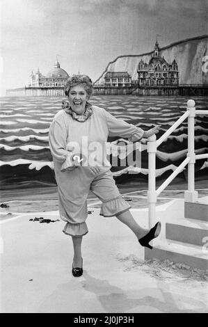 Peggy Mount nimmt die Rolle eines Badeschönheitsanwärter in „The End of the End of the Pier Show“ ein, der jetzt in den Southern TV Studios in Southampton, Hampshire, gedreht wird. 23.. Juli 1980. Stockfoto