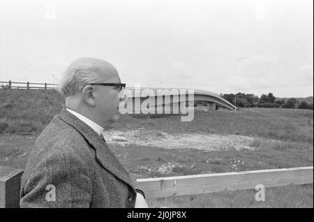 Der Rektor der St. Botolph's Church, Rev Maurice Hewett, hier an der Chevening Road Bridge. Circa Juli 1981 Stockfoto