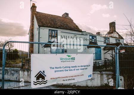 Wendover, Großbritannien. 25.. Februar 2022. Vor dem Village Gate Pub ist ein Banner der Wendover HS2 Mitigation Action Group abgebildet. Der Bauträger Cordage 4 Limited hat beim Buckinghamshire Council die Genehmigung beantragt, den Pub in World's End abzureißen und den Standort als zwei Häuser und fünf Wohnungen zu entwickeln. Kredit: Mark Kerrison/Alamy Live Nachrichten Stockfoto