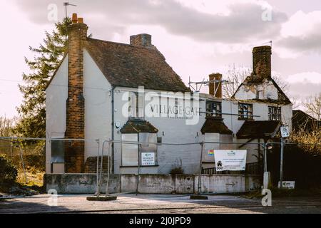 Wendover, Großbritannien. 25.. Februar 2022. Die Village Gate Kneipe, die im August 2019 durch einen Brand zerstört wurde. Der Bauträger Cordage 4 Limited hat beim Buckinghamshire Council die Genehmigung beantragt, den Pub in World's End abzureißen und den Standort als zwei Häuser und fünf Wohnungen zu entwickeln. Kredit: Mark Kerrison/Alamy Live Nachrichten Stockfoto