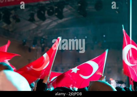 Türkische Flaggen feiern Tag in der Nacht. Türkische Nation. Nationale Tage der Türkei. Rauschen und Bewegungsunschärfe enthalten. Unschärfes Foto. Stockfoto