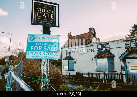 Wendover, Großbritannien. 25.. Februar 2022. Die Village Gate Kneipe, die im August 2019 durch einen Brand zerstört wurde. Der Bauträger Cordage 4 Limited hat beim Buckinghamshire Council die Genehmigung beantragt, den Pub in World's End abzureißen und den Standort als zwei Häuser und fünf Wohnungen zu entwickeln. Kredit: Mark Kerrison/Alamy Live Nachrichten Stockfoto