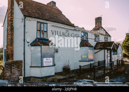 Wendover, Großbritannien. 25.. Februar 2022. Die Village Gate Kneipe, die im August 2019 durch einen Brand zerstört wurde. Der Bauträger Cordage 4 Limited hat beim Buckinghamshire Council die Genehmigung beantragt, den Pub in World's End abzureißen und den Standort als zwei Häuser und fünf Wohnungen zu entwickeln. Kredit: Mark Kerrison/Alamy Live Nachrichten Stockfoto