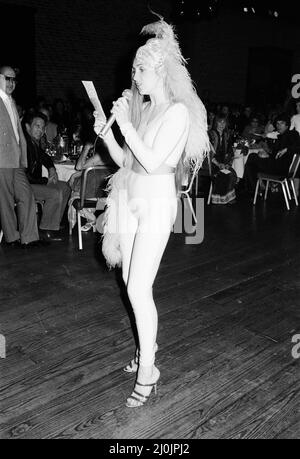 Eröffnungsabend nach der Show-Party für Cast und Crew von Cats, ein Musical nach T. S. Eliot 1939 Gedichtband Old Possums Book of Practical Cats, komponiert von Andrew Lloyd Webber, und zeigt am Montag, 11.. Mai 1981 im New London Theatre. Unser Bild Zeigt ... Stockfoto