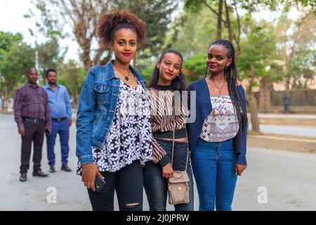 Studentinnen auf der Straße von Mekelle, Tigray Äthiopien Stockfoto