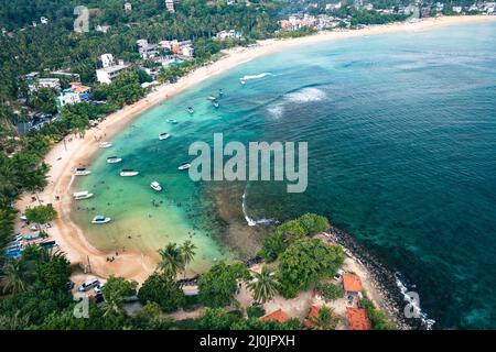 Luftpanorama des tropischen Strandes in der Stadt Mirissa, Sri Lanka Stockfoto