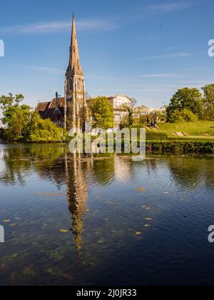 Kopenhagen, Dänemark - 2019. Mai: Die St. Alban-Kirche von der Kastellet-Brücke über dem Graben in der Nähe der Festung Kastellet aus gesehen. Es ist eine anglikanische Kirche in C Stockfoto