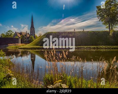 Kopenhagen, Dänemark - 2019. Mai: St. Alban Kirche über dem Graben in der Nähe der Festung Kastellet. Es ist eine anglikanische Kirche in Kopenhagen. Europa Stockfoto