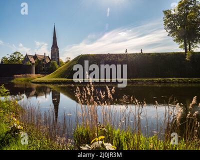 Kopenhagen, Dänemark - 2019. Mai: St. Alban Kirche über dem Graben in der Nähe der Festung Kastellet. Es ist eine anglikanische Kirche in Kopenhagen. Europa Stockfoto