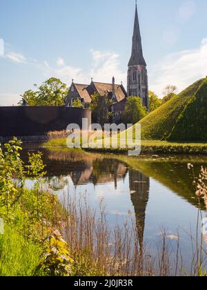 Kopenhagen, Dänemark - 2019. Mai: St. Alban Kirche über dem Graben in der Nähe der Festung Kastellet. Es ist eine anglikanische Kirche in Kopenhagen. Europa Stockfoto