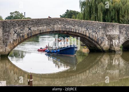 AYLESFORD, KENT, UK - SEPTEMBER 6 : Blick auf ein Boot unter der Brücke aus dem 14.. Jahrhundert bei Aylesford am 6. September 2021. Drei uniden Stockfoto