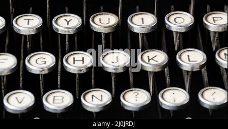 Die runden Tasten einer alten Schreibmaschine Stockfoto