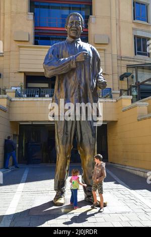 Nelson Mandela Statue in Nelson Mandela Square, CBD, Sandton, Johannesburg, Provinz Gauteng, Südafrika Stockfoto