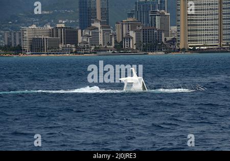 U-Boot vor der Skyline von Waikiki Beach auf der Insel Oahu, Honolulu, Hawaii Stockfoto