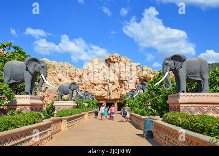 Elefantenstatuen auf der Brücke der Zeit, Valley of Waves, Sun City holiday Resort, Pilanesberg, North West Province, Südafrika Stockfoto