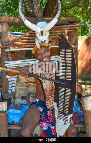 Zulu Stammesangehörigen bei Motseng Cultural Village, Sun City Resort, Pilanesberg, North West Province, Südafrika Stockfoto