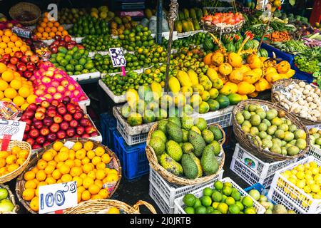 Mehrere Sorten von tropischen Früchten ordentlich zum Verkauf auf dem lokalen Markt in Sri Lanka angeordnet. Stockfoto