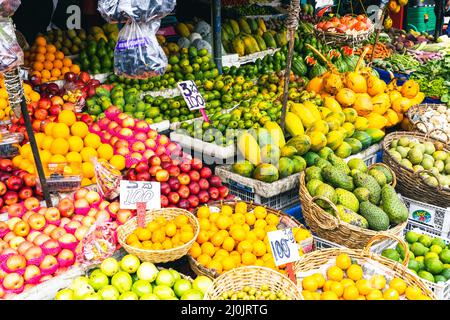 Mehrere Sorten von tropischen Früchten ordentlich zum Verkauf auf dem lokalen Markt in Sri Lanka angeordnet. Stockfoto