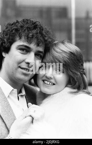 Linda Nolan, ein Mitglied der Singgruppe The Nolans, gab heute ihr Engagement für Brian Hudson von Barking, Essex, bekannt, der in den letzten Jahren die Tourmanagerin der Gruppe war. Das Paar plant, später im Jahr zu heiraten. 22.. April 1981. Stockfoto