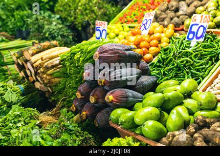 Mehrere Sorten von tropischen Früchten ordentlich zum Verkauf auf dem lokalen Markt in Sri Lanka angeordnet. Stockfoto