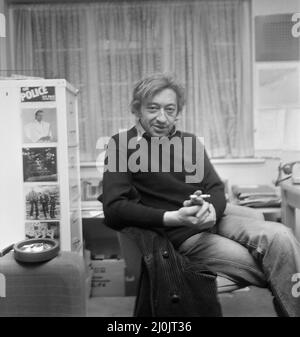 Serge Gainsbourg, Großbritannien, um die englische Version seines ersten Romans, Yevgenii Sokolov: A Parabolic Tale, zu veröffentlichen, die am Freitag, den 14.. November 1980, in den Londoner Büros seines Verlegers Virgin Books, abgebildet wurde. Stockfoto