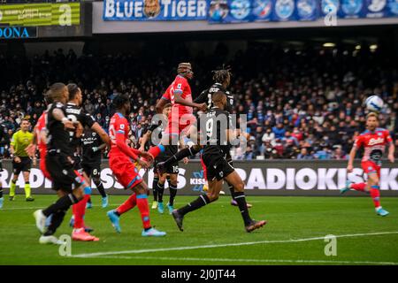 Der nigrische Stürmer von SSC Napoli, Victor Osimhen, punktet beim Fußballspiel der Serie A zwischen SSC Napoli und Udinese gegen udinese. Napoli gewann 2-1 Stockfoto