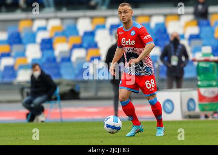 Der slowakische Mittelfeldspieler Stanislav Lobotka von SSC Napoli kontrolliert den Ball während des Fußballspiels der Serie A zwischen SSC Napoli und Udinese. Napoli gewann 2-1 Stockfoto