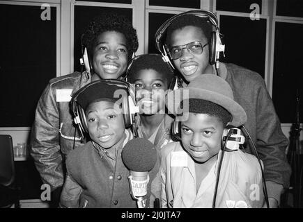 Musical Youth, britische jamaikanische Pop-/Reggae-Gruppe, in den Capital Radio Studios in London, wo sie helfen, eine Straßenverkehrssicherheitskampagne mit Glitzer-Discs zu starten 8.. Oktober 1982. Mitglieder der Gruppe sind: Freddie Waite alias Junior, Dennis Seaton, Patrick Waite, Michael Grant & Kelvin Grant Stockfoto