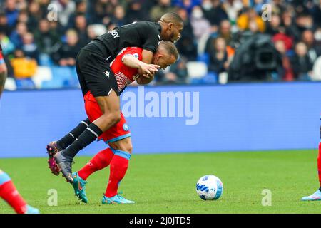 Udines portugiesischer Stürmer Beto fordert den Ball mit dem slowakischen Mittelfeldspieler Stanislav Lobotka des SSC Napoli während des Fußballspiels der Serie A zwischen dem SSC Napoli und Udinese. Napoli gewann 2-1 Stockfoto