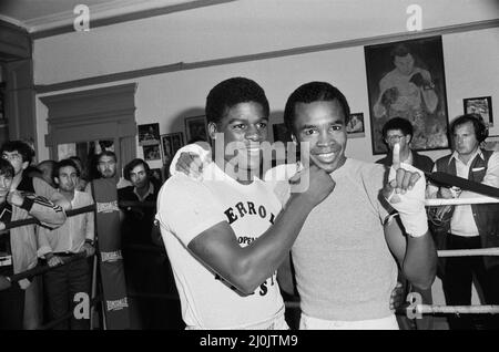 Boxer Errol Christie mit Sugar Ray Leonard im Thomas A'Becket gym24.. September 1982. Stockfoto