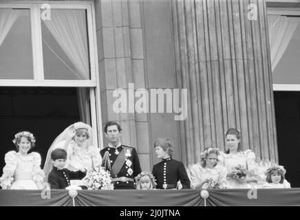 Hochzeitstag von Prinz Charles & Lady Diana Spencer, 29.. Juli 1981. Im Bild: Königliches Paar mit Brautpaten auf dem Balkon des Buckingham Palace, London. Von links nach rechts: India Hicks (13 Jahre) Edward van Cutsem (8 Jahre) Prinzessin Diana Prinz Charles Clementine Hambro (5 Jahre) Lord Nichola Windsor (11 Jahre) Sarah-Jane Gaselee (11 Jahre) Lady Sarah Armstrong-Jones (17 Jahre) Catherine Cameron (6 Jahre) Stockfoto