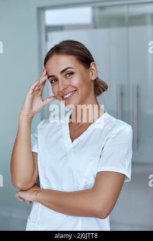 Lächelnde Ärztin im Krankenhausflur. Stockfoto