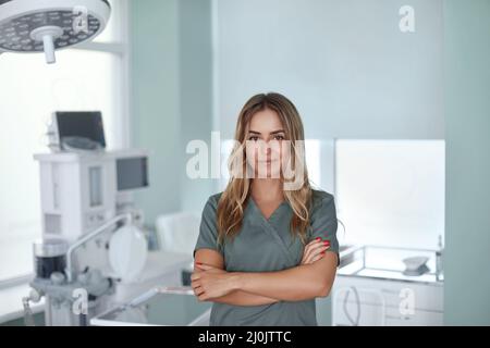 Lächelnde Ärztin im Krankenhaus. Patientenberatung. Stockfoto