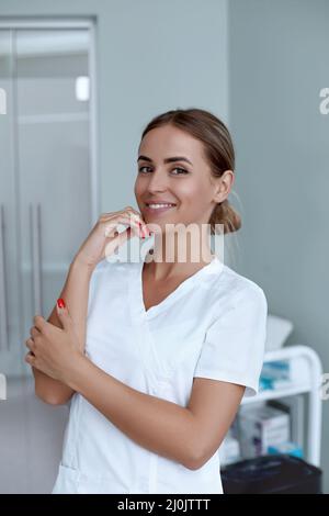 Lächelnde Ärztin im Krankenhausflur. Stockfoto