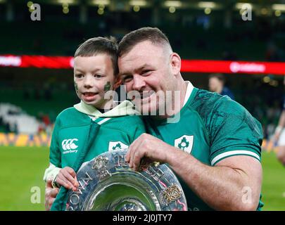 19.. März 2022 ; Aviva Stadium, Dublin, Irland; 6-Nations International Rugby, Irland gegen Schottland; Dave Kilcoyne von Irland mit Oisin Stockfoto