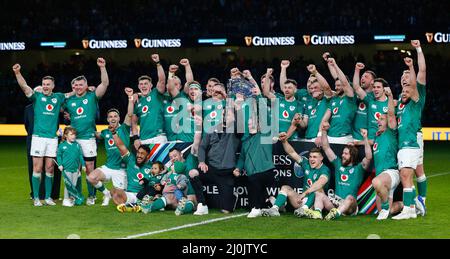19.. März 2022 ; Aviva Stadium, Dublin, Irland; 6-Nations International Rugby, Irland gegen Schottland; das irische Team feiert den Gewinn der Triple Crown Stockfoto