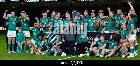 19.. März 2022 ; Aviva Stadium, Dublin, Irland; 6-Nations International Rugby, Irland gegen Schottland; das irische Team feiert den Gewinn der Triple Crown Stockfoto